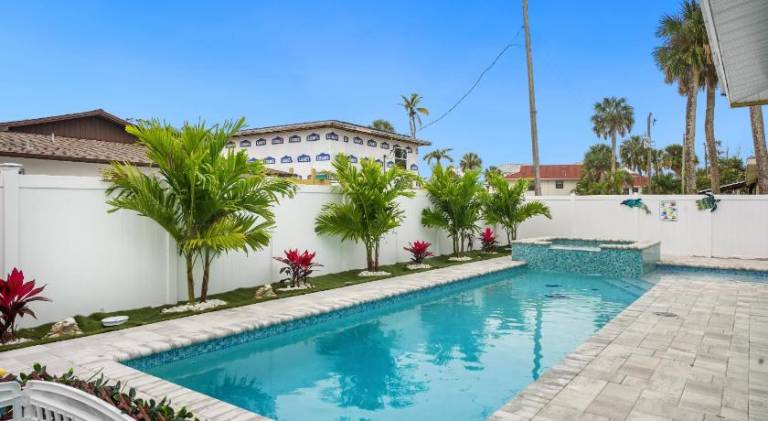 Vacation home with pool — photo 4
