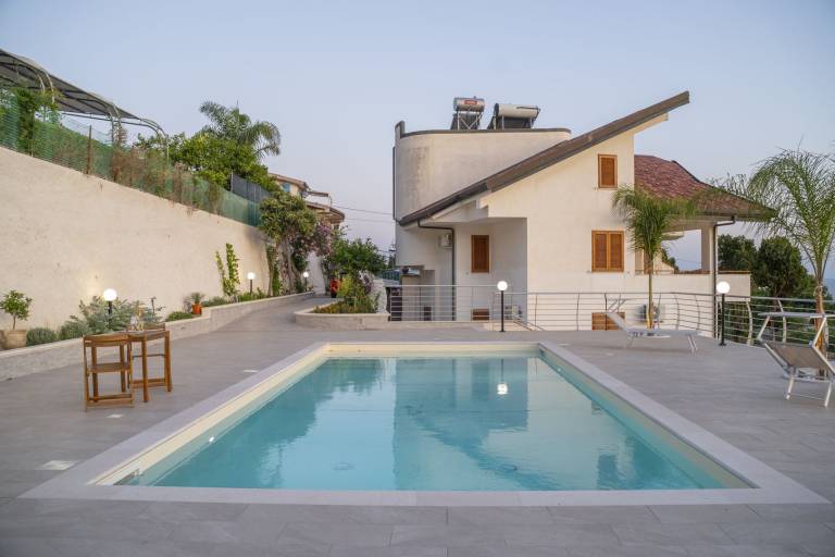 Villa with terrace & yard | Sea view — photo 2