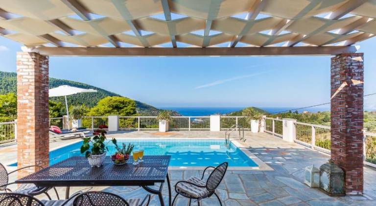 Villa with yard, private pool & barbeque in Skopelos