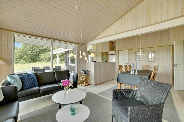 Vacation home with hot tub, sauna & BBQ — photo 3
