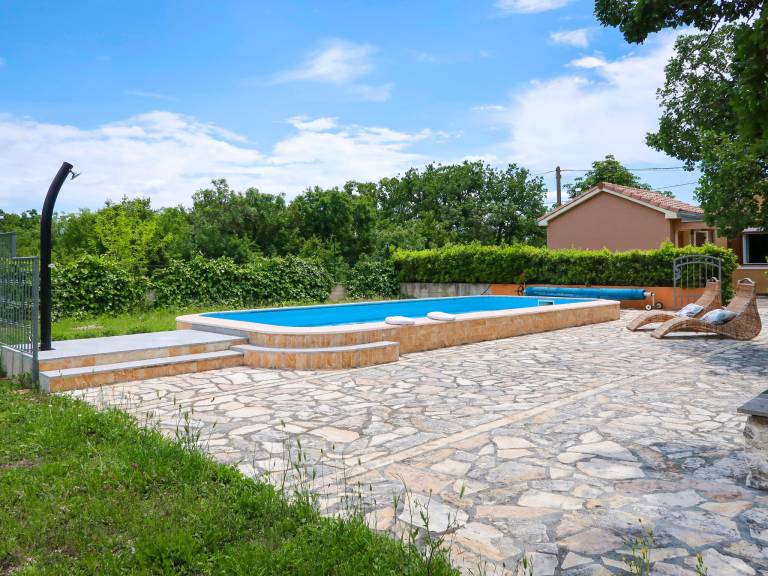 Vacation home with private pool, garden & BBQ — photo 3