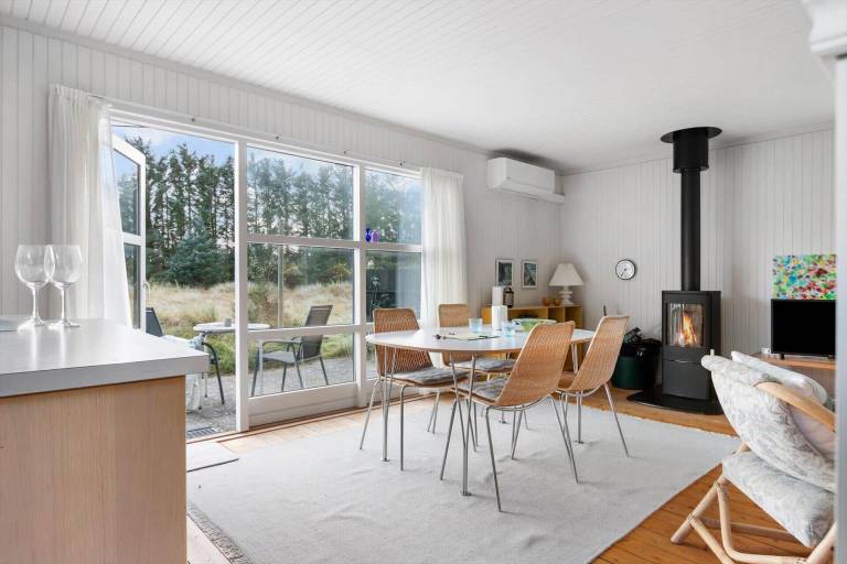 Wonderful vacation home with grill & patio | Close to the beach | Pet-friendly — photo 2