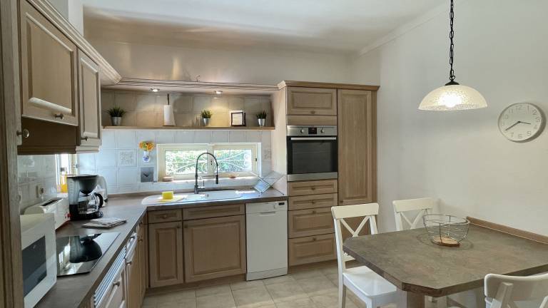 Villa with yard, barbecue & private pool — photo 4