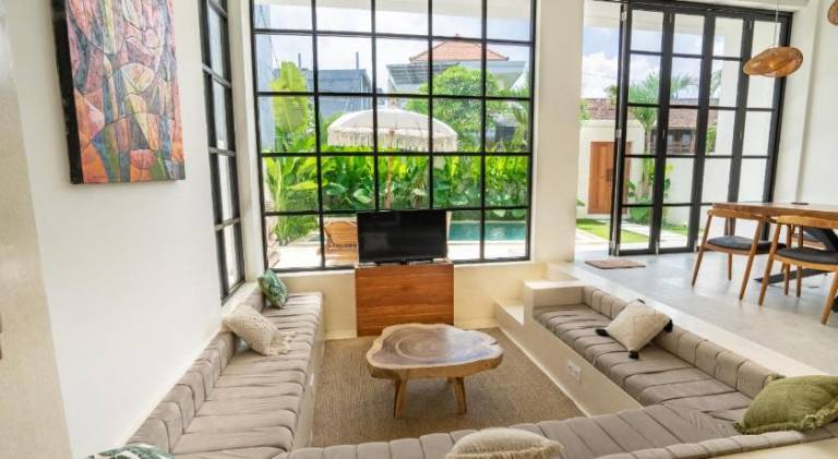 Child-friendly villa with patio, private pool & yard | Suitable for remote work | Pets allowed — photo 4