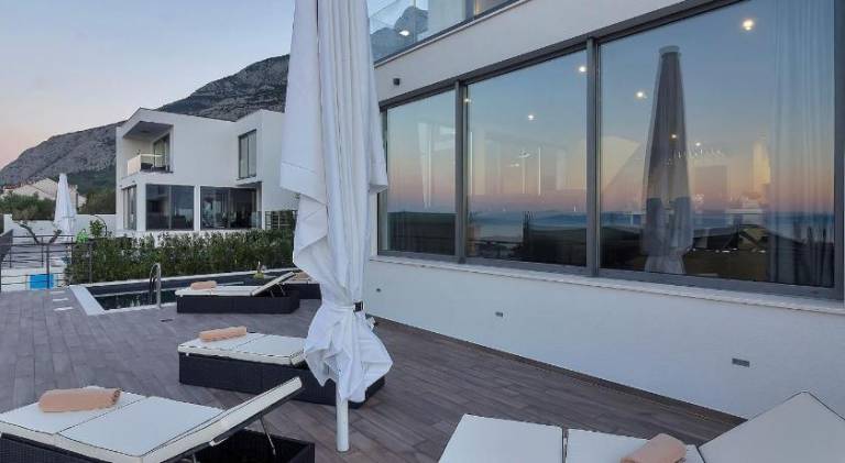Villa with yard, barbecue & private pool | Pet-friendly — photo 4