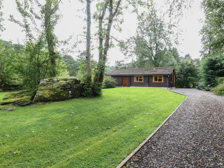 Child-friendly nice cottage with yard | Near Falls of Dochart | Pets allowed — photo 2
