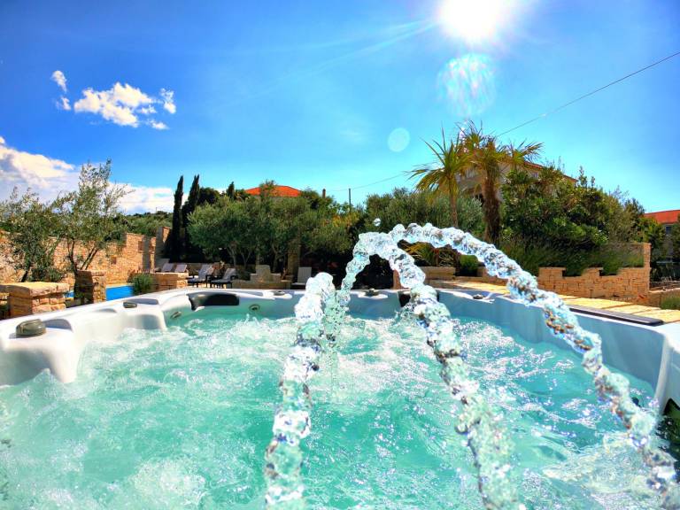 Fully equipped rental apartment with patio, garden & pool | Next to the beach | Pets allowed — photo 5