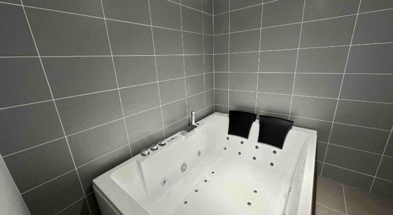 Apartment with hot tub — photo 5
