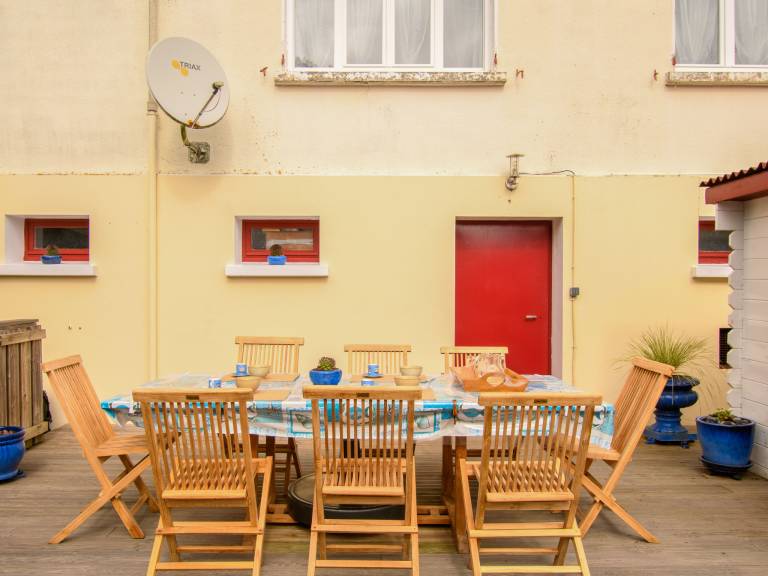 Holiday apartment with garden, patio & grill — photo 4