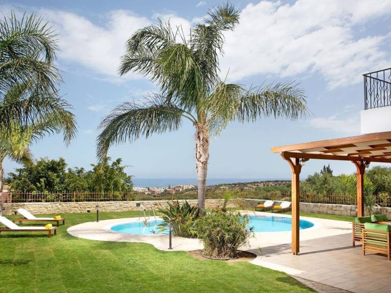 Vacation home with yard, barbeque & private pool in Heraklion