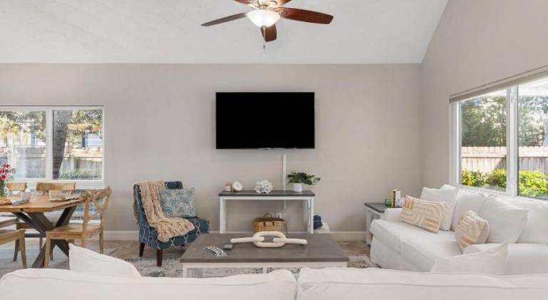 Pelican Retreat by AvantStay 5 MINS TO BEACH Pet Friendly w Pool BBQ — photo 4