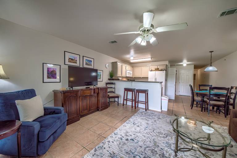 Condo with barbecue, pool & hot tub — photo 5