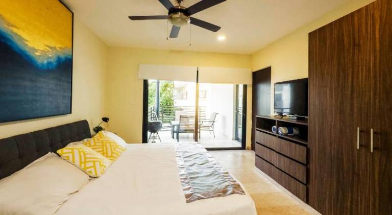 Apartment with pool — photo 2