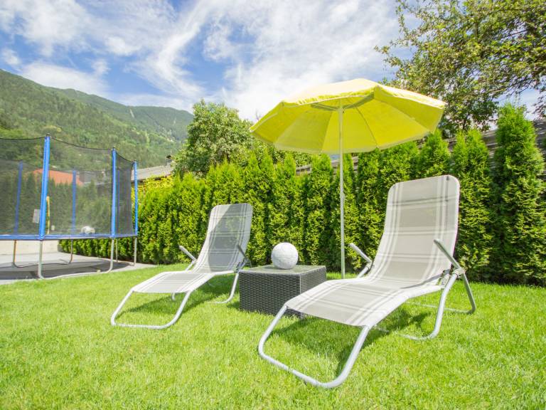 Vacation home with patio & garden | Mountain view | Pet-friendly — photo 2