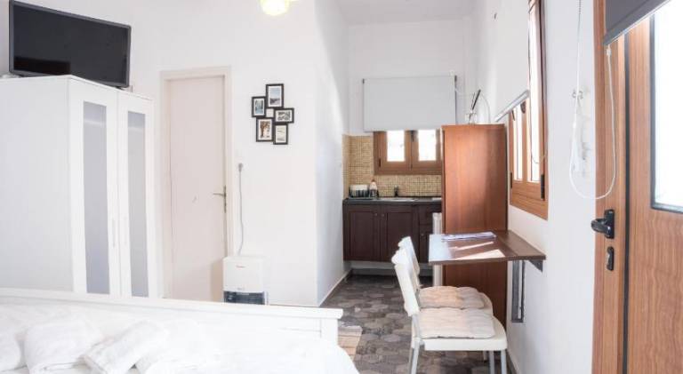 Cozy Budget Apartments in the Heart of Fira — photo 2
