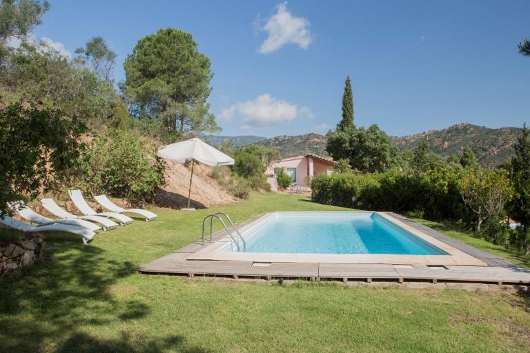 Fully equipped wonderful villa with BBQ, yard & pool | Beach view | Perfect for remote work | Pet-friendly in Pula