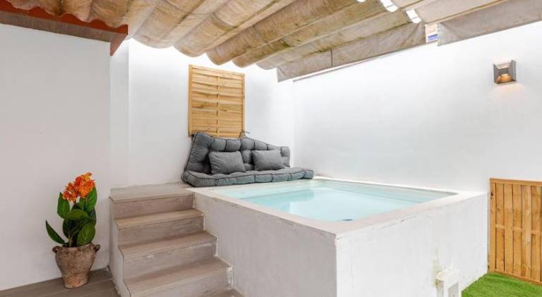 Fully equipped spacious vacation home with private pool, hot tub & garden | Good for workation | Pets allowed — photo 3