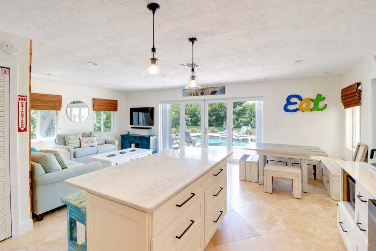 Walk to Beach: Waterfront Home in Marathon! — photo 3