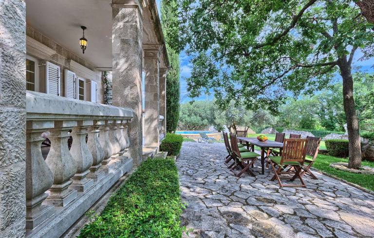 Fully equipped villa with private pool, yard & barbeque | Pool view | Pets allowed — photo 4