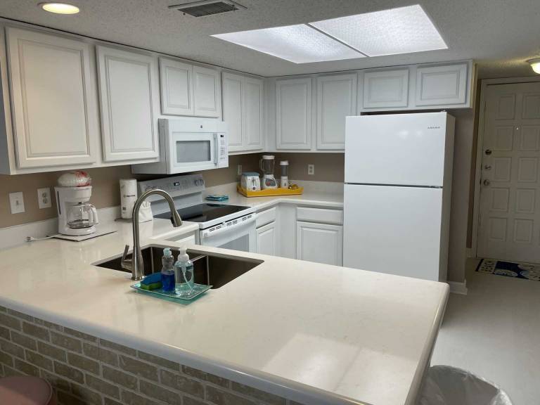 Fully equipped pleasant condo with pool & jacuzzi | Next to the beach | Pets are welcome — photo 4