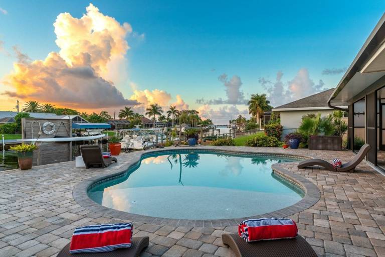 Family-friendly vacation home with private pool & barbecue | River view | Suitable for remote work | Pets allowed — photo 2