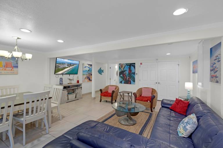 Vacation home with pool — photo 5