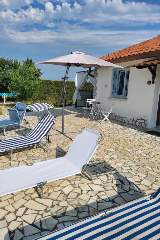 Holiday apartment with yard, BBQ & pool — photo 2