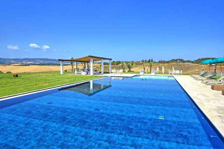 Villa with private pool, BBQ & patio — photo 4