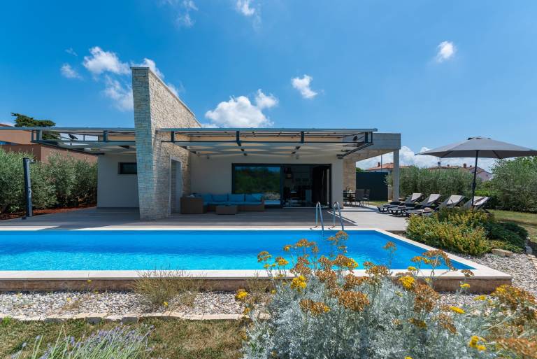Fully equipped villa with BBQ, garden & patio | Sea view | Pets allowed in Novigrad