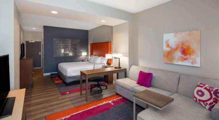 La Quinta Inn & Suites by Wyndham Greensboro Arpt High Point — photo 3