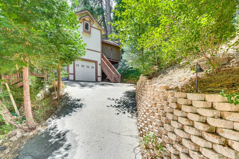 Forest Views & Fire Pit! Cozy Cabin in Crestline — photo 3
