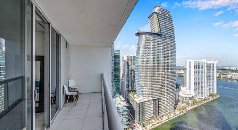 Holiday apartment with pool & hot tub | Next to Bayfront Park | Good for workation — photo 3