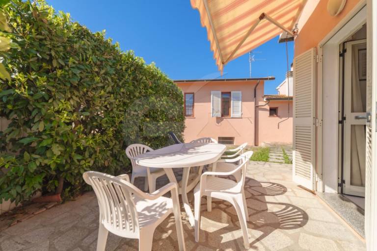 Holiday apartment with barbeque & patio — photo 3