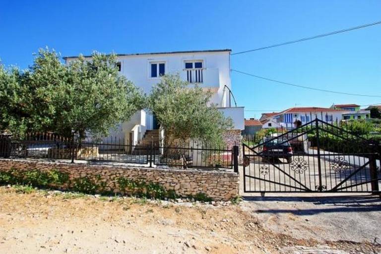Four-bedroom apartment with terrace Supetar, Brač (A-22504-a) in Supetar