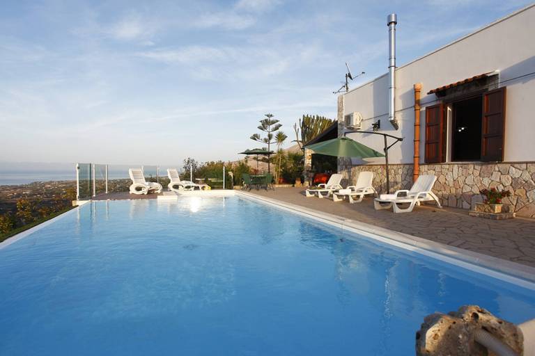 Pleasant villa with private pool, BBQ & yard | Dogs allowed — photo 5