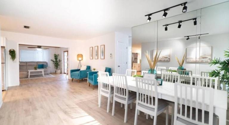 Stylish Heated Pool House Near the Beach — photo 3