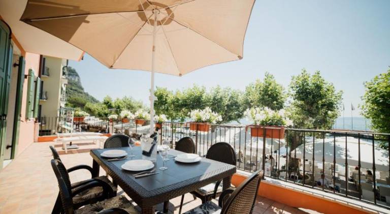 Wonderful apartment with terrace | Pets allowed in Torri del Benaco