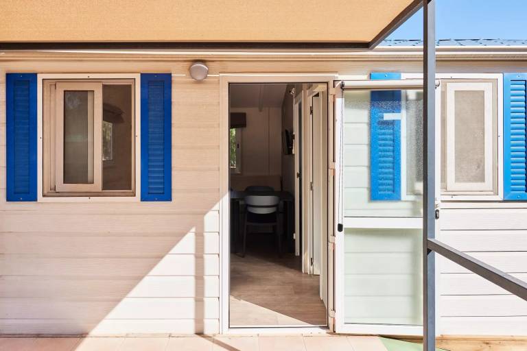 Mobile home with patio, garden & barbeque — photo 2
