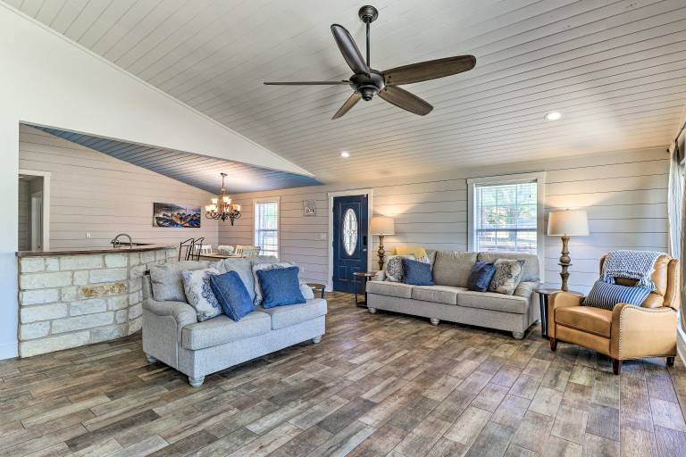Charming Burnet Cottage w/ Lake View + Porch! — photo 5