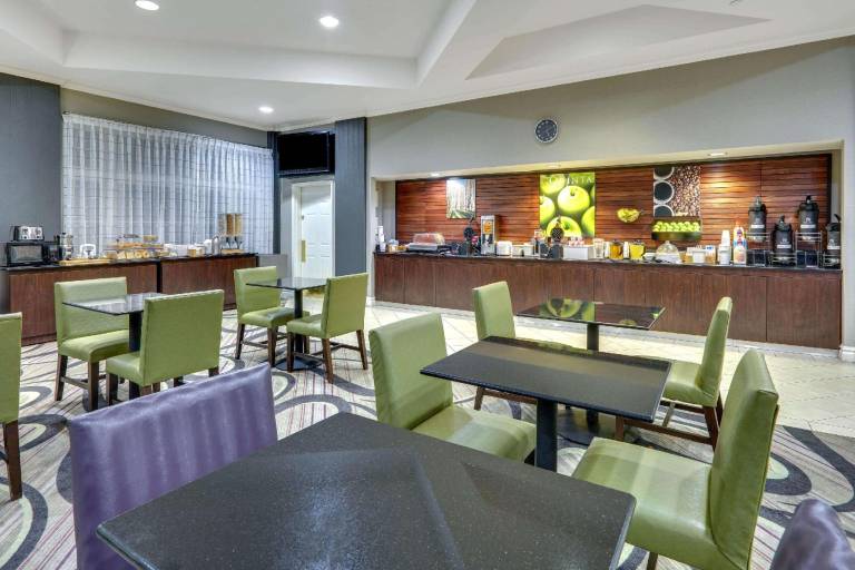 La Quinta Inn & Suites by Wyndham Dallas North Central — photo 3