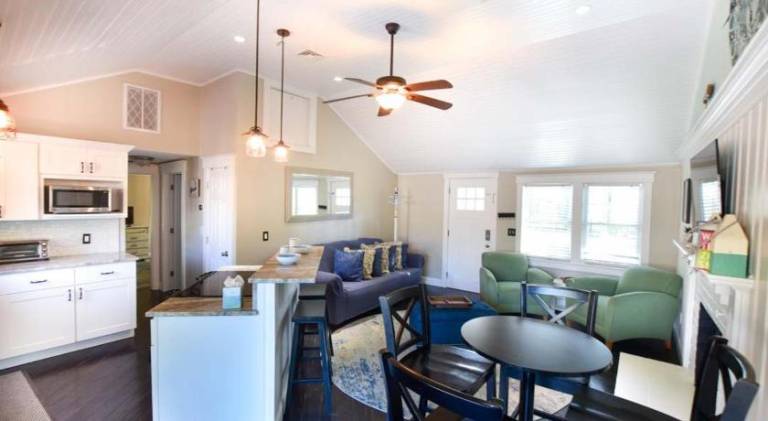 Vacation home with grill & yard — photo 3