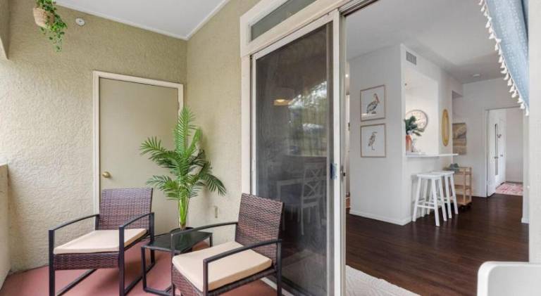 Apartment with pool — photo 5