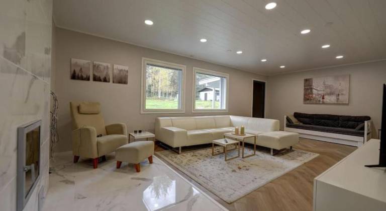 House with jacuzzi — photo 4