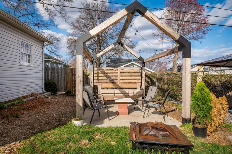 House with garden & patio — photo 4