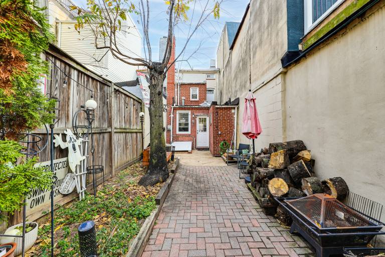 Historic 3-Story Fells Point Rowhouse w/ Backyard! — photo 2