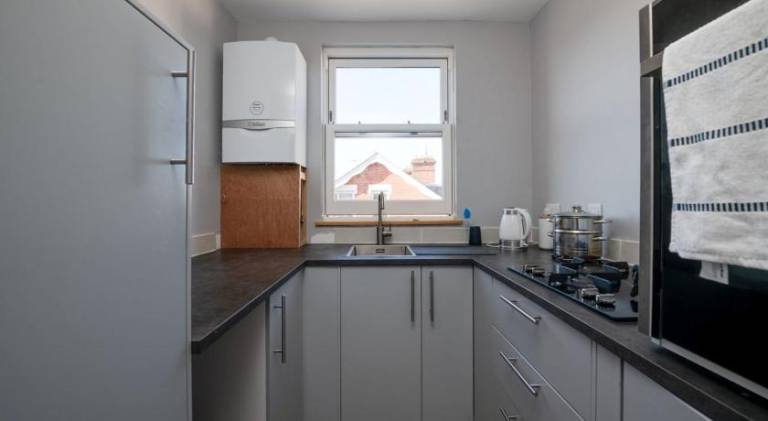 2-Bedroom Stunning Spacious Loft Apt Near Beach Sleeps 4 with Sea View, Pet-friendly - by Blue Puffi — photo 4