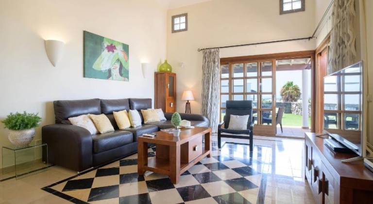 Villa with barbecue, patio & private pool — photo 4
