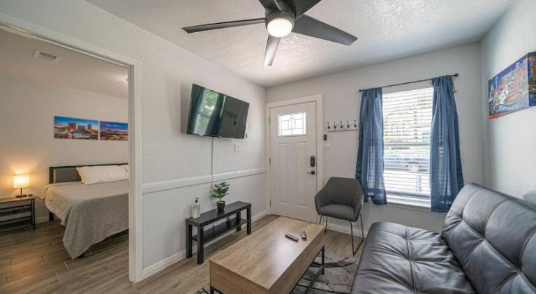 House with grill & terrace | Near Tower of the Americas | Pets are welcome — photo 2