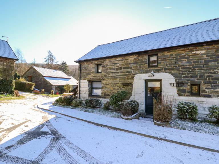 Fully equipped cottage with yard | Pets are welcome in Carmarthen
