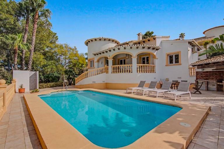 Vacation home with BBQ, private pool & fast internet in Denia